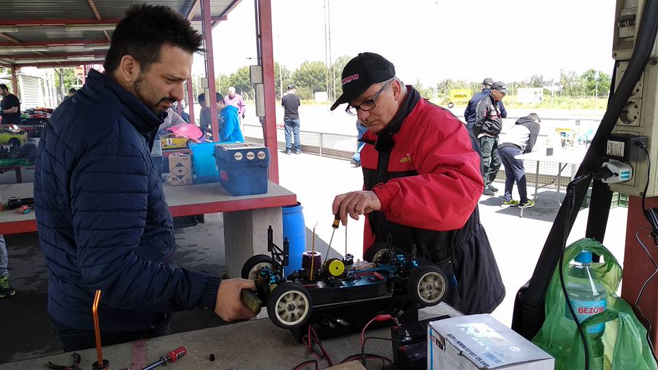 Cómo Carburar un Motor de Coche RC Nitro